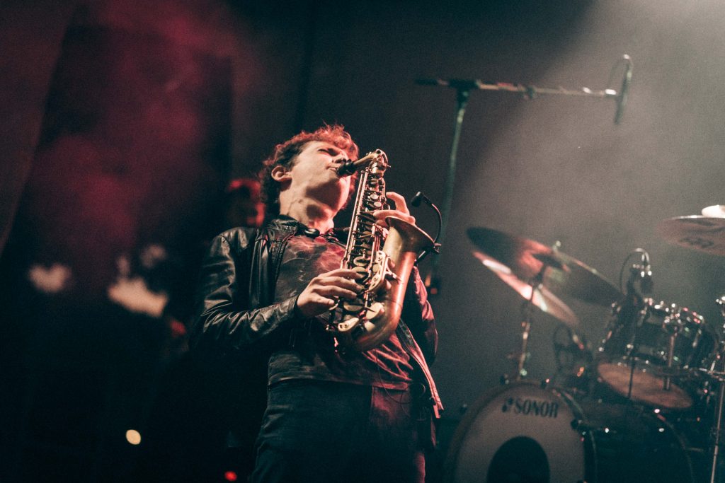 Jakob Manz auf der Bühne mit Saxophon